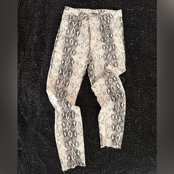 Zara white and grey snake skin patterned skinny jeans. Worn only once. - Picture 1 of 5